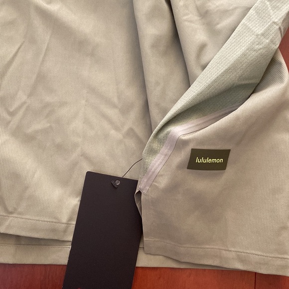 NWT Lululemon water repellent hiking short sleeve - Picture 4 of 6